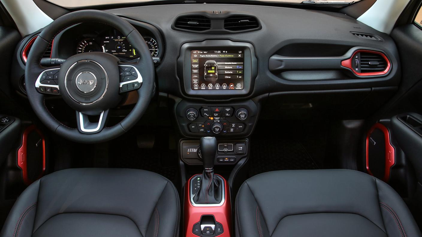 L'interno d'una ibrida plug-in è praticamente identico a quello di una "termica"
