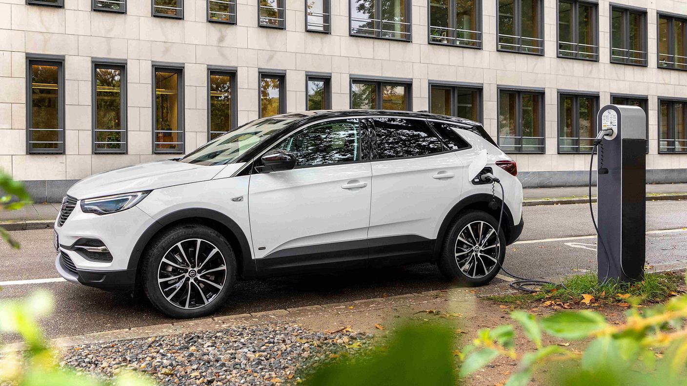 Ottimo il risultato di aprile per Opel in Svizzera pure grazie al Grandland X ibrido plug-in