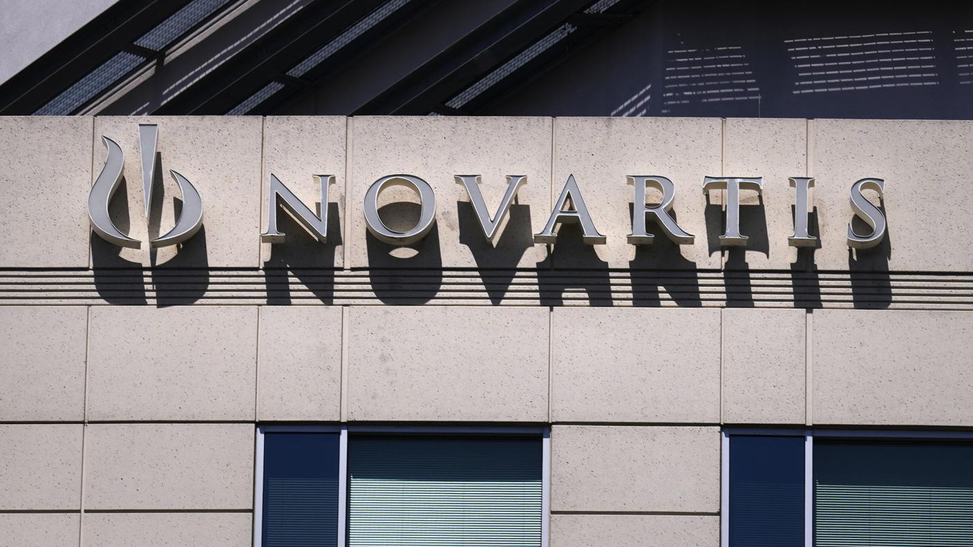 Il logo di Novartis sulla sua sede di Cambridge in Massachusetts