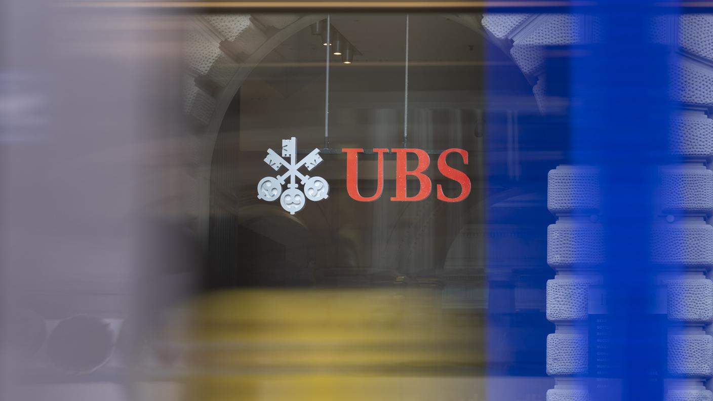 Il logo di UBS in Paradeplatz a Zurigo
