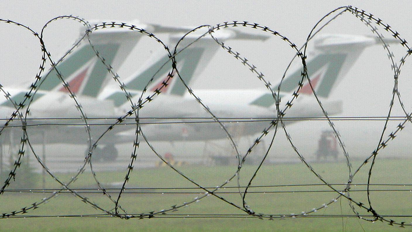 ky_alitalia_aeroporto_nebbia_aviazione_italia_filo_spinato.JPG