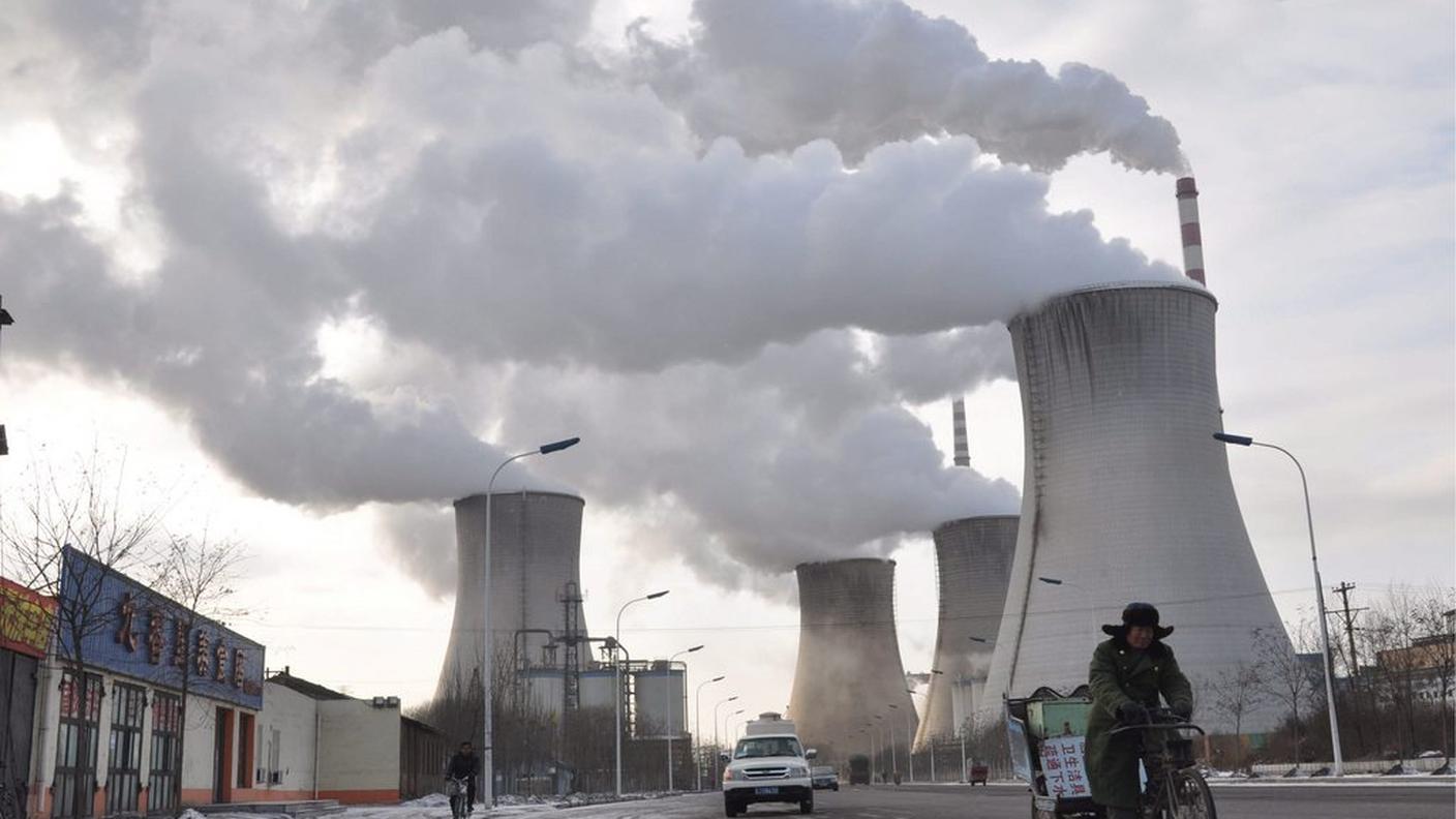 Il denso fumo sprigionato dalla centrale a carbone cinese di Fuxin