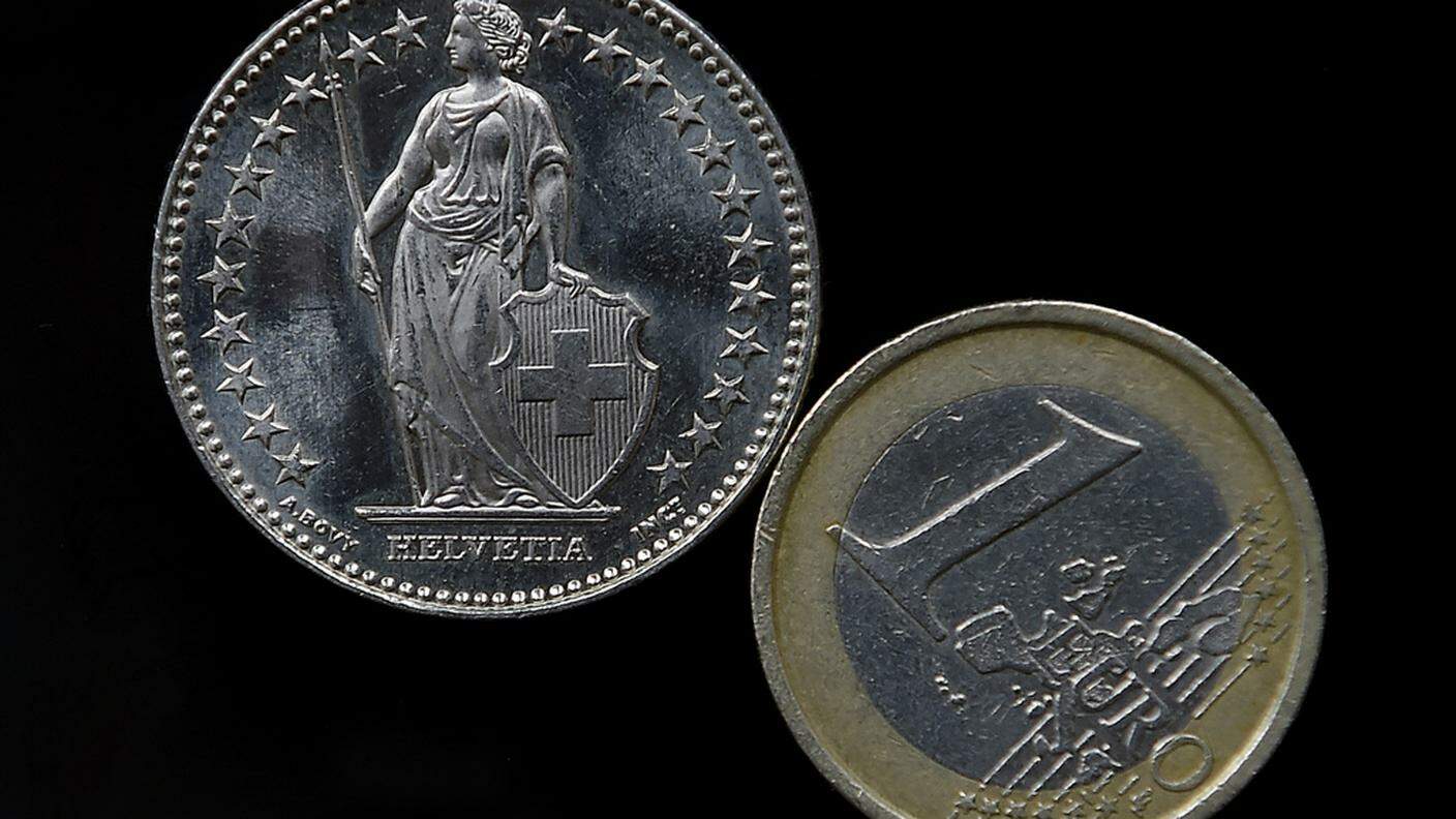 L'euro resta sotto il franco