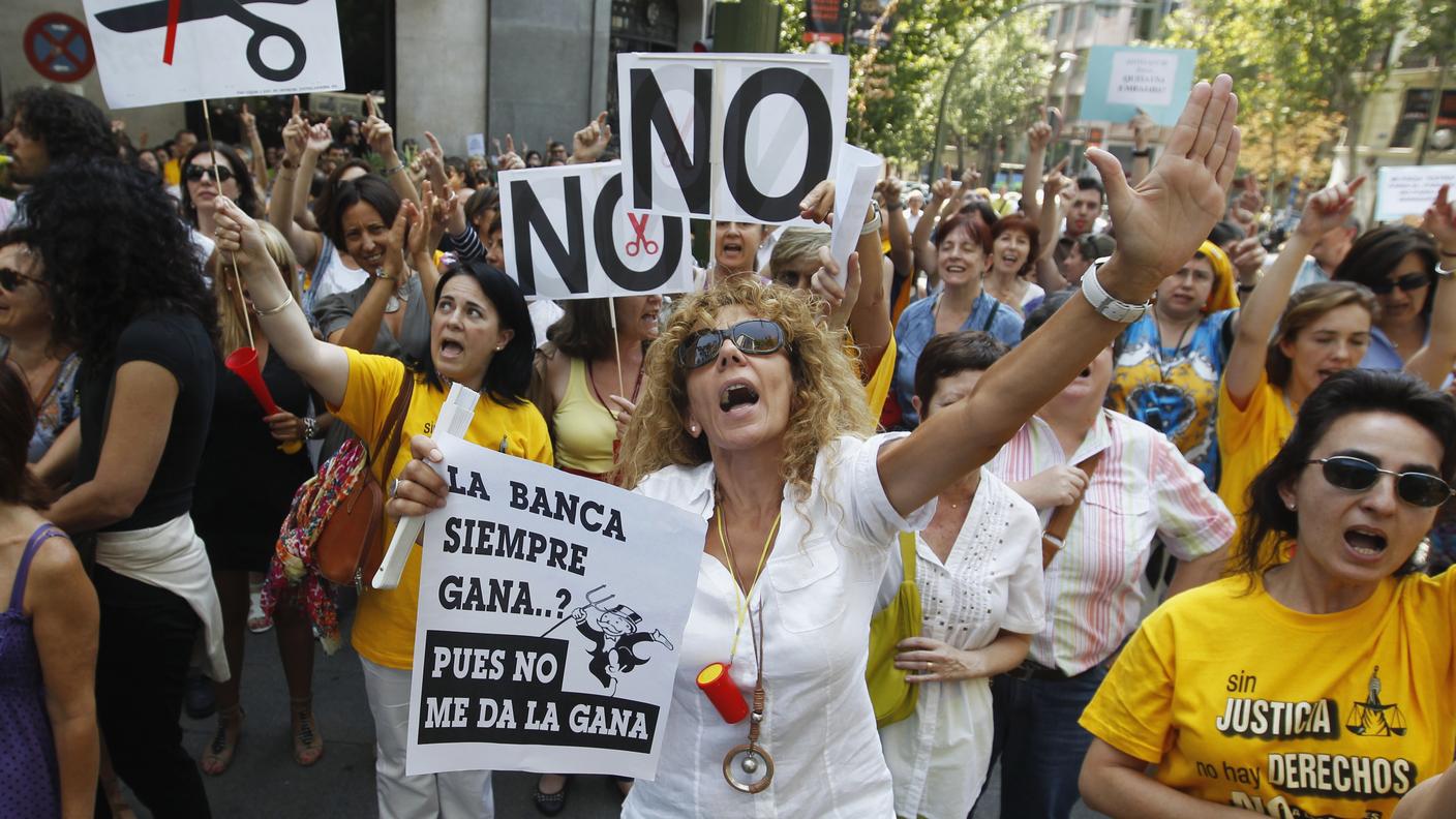 Mentre il Governo iberico annuncia nuovi tagli alla spesa per evitare il fallimento, i cittadini scendono in piazza a Madrid per protestare contro le drastiche misure di austerità