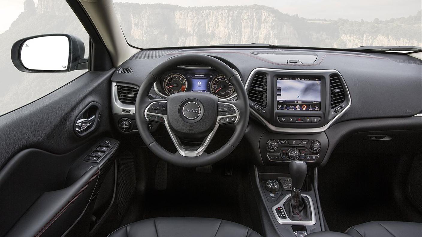 Si diffondono sempre più i cambi automatici (qui la Jeep Cherokee Trailhawk)