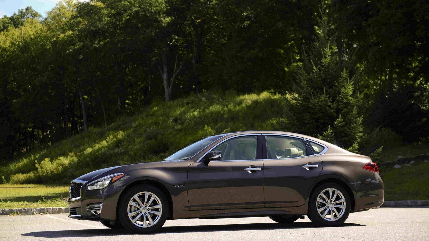 La nuova Q70 Hybrid è una raffinata limousine di prestigio