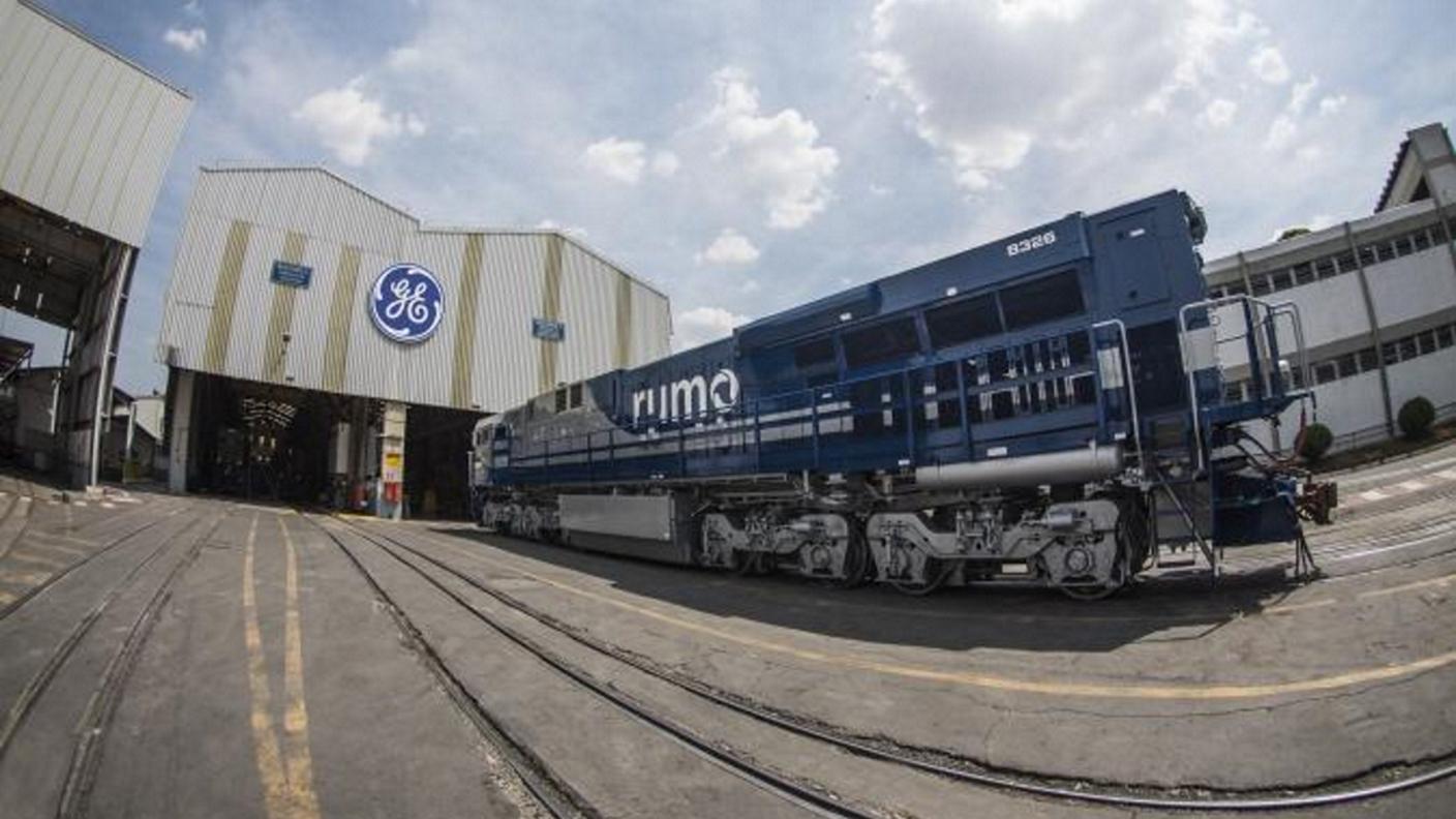 Una nuova locomotiva di General Electric esce da un'officina brasiliana