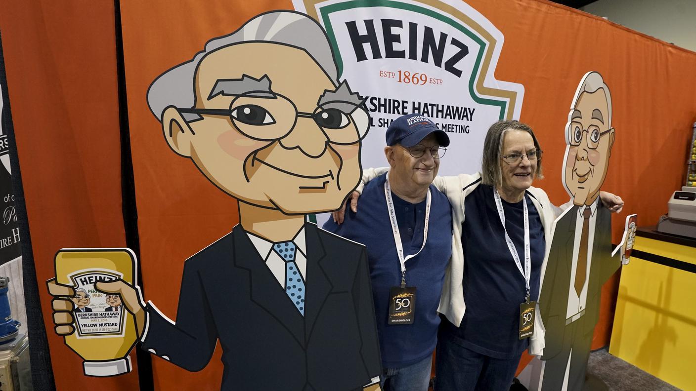 Una gigante sagoma di cartone di Warren Buffett nella sede della Heinz a Omaha negli USA