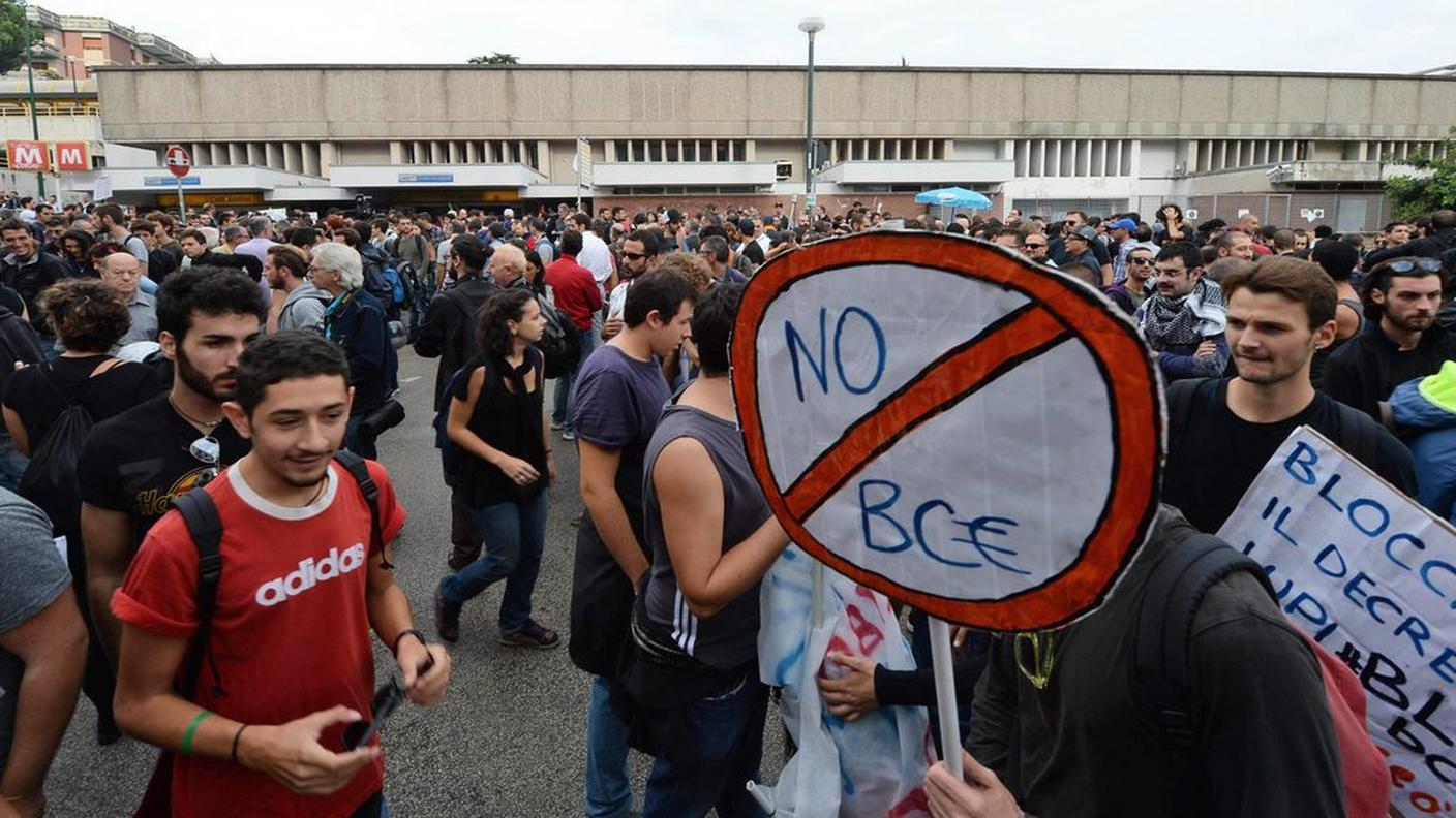 A Napoli il vertice è stato accompagnato da contestazioni e scontri tra manifestanti e polizia