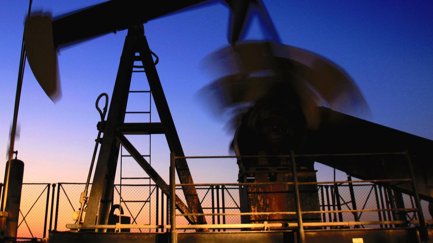 L'abbondanza del petrolio estratto, e la domanda debole, portano il prezzo in caduta libera