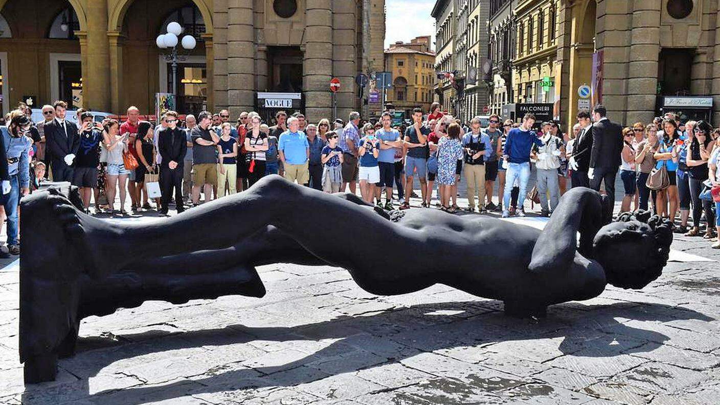 L'omaggio di Firenze alla Francia, con un David nero sdraiato in piazza