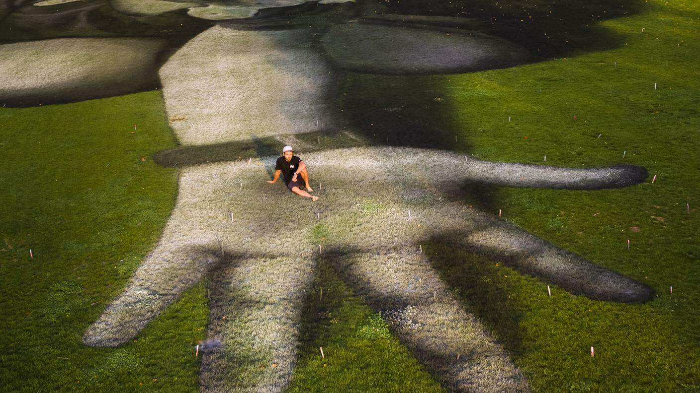 L'artista transalpino ritratto su un dettaglio dell'opera che riveste 5'000 metri quadri