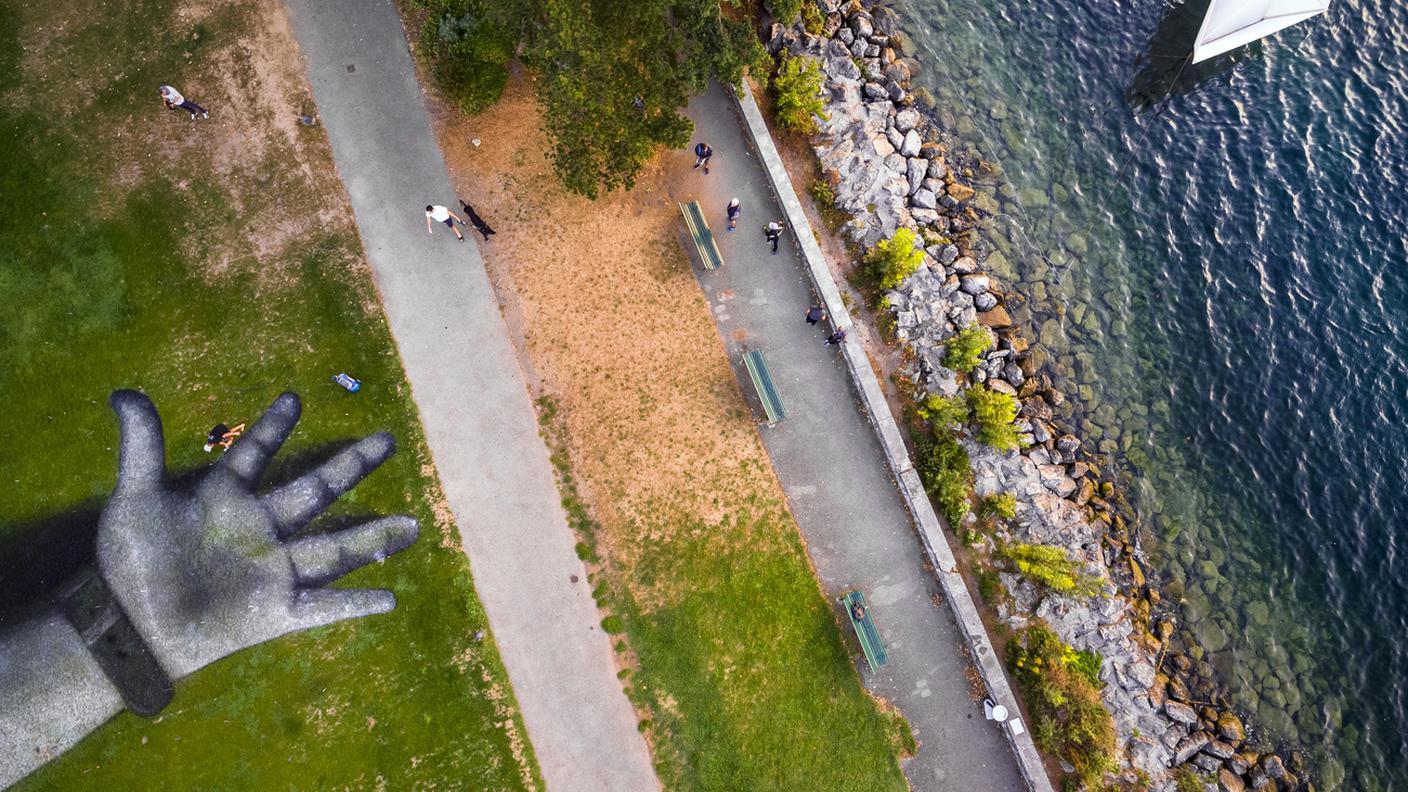 L'opera "Message From Future" di Saype è esposta al parco "La Perle du Lac" a Ginevra