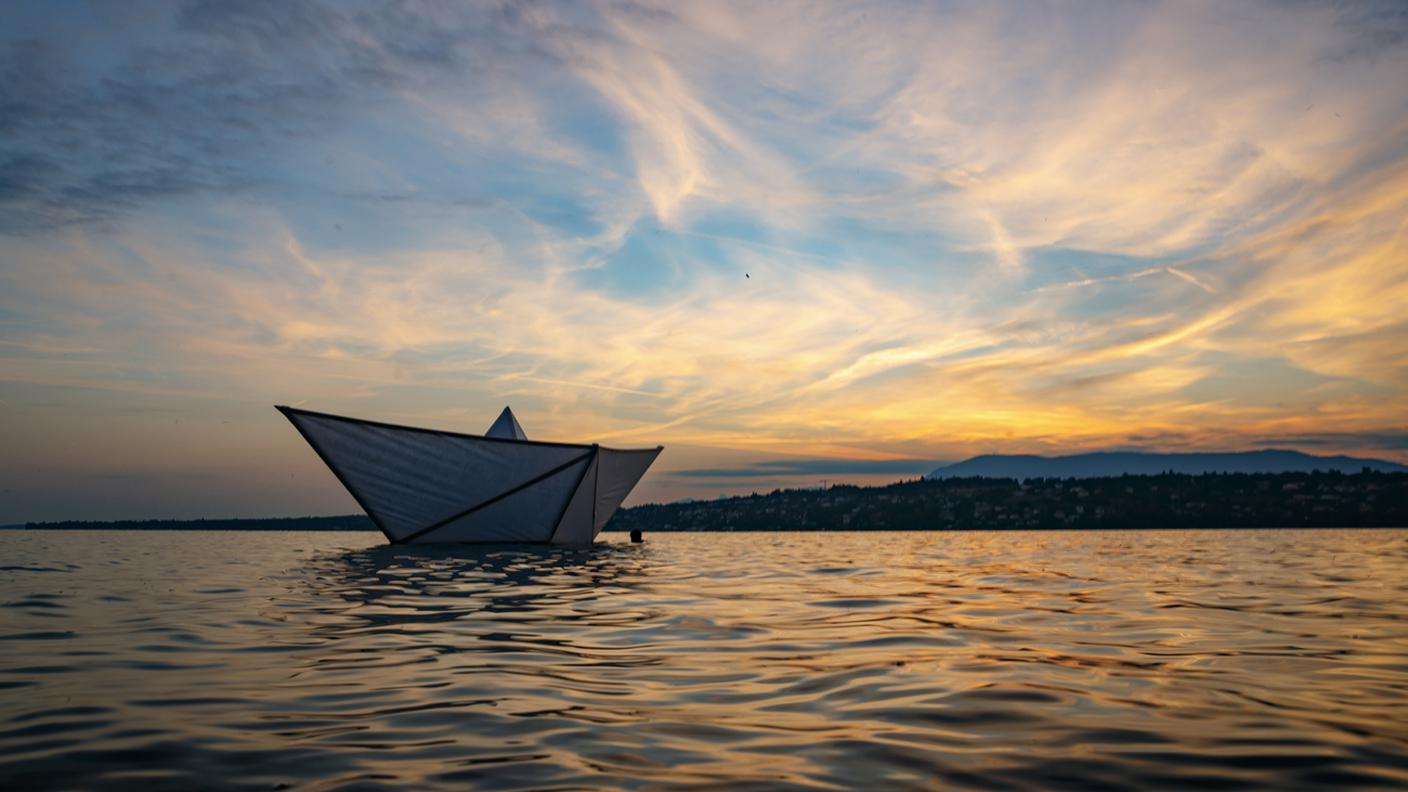 Una grande barchetta di carta galleggia sul Lemano, nei pressi dell'opera di Saype