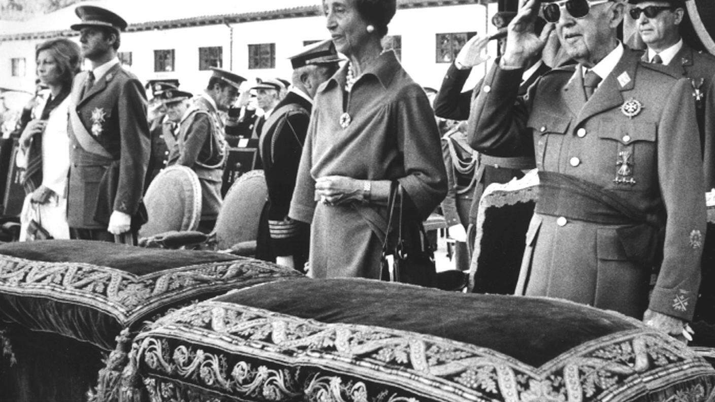 L'allora principe Juan Carlos con la moglie Sofia a fianco di Francisco Franco e consorte nel 1975