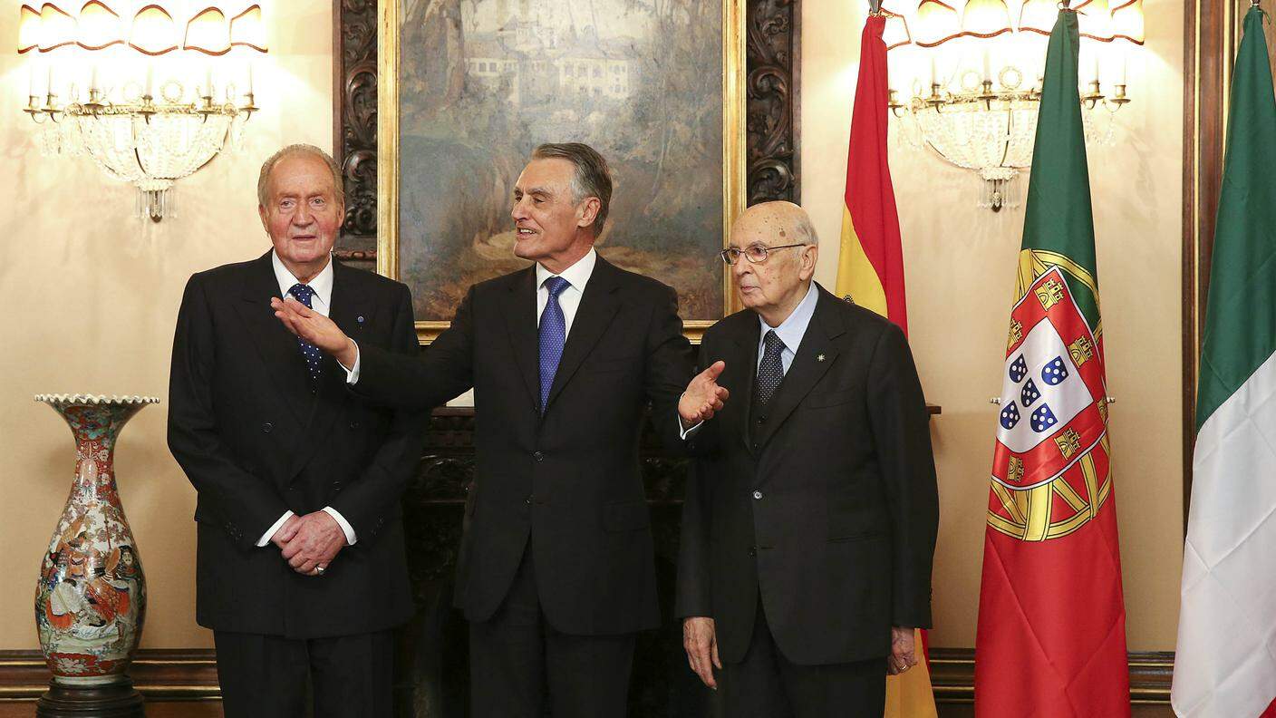 A fianco del presidente portoghese Anibal Cavaco Silva e di quello italiano Giorgio Napolitano a Cascais nel febbraio 2014