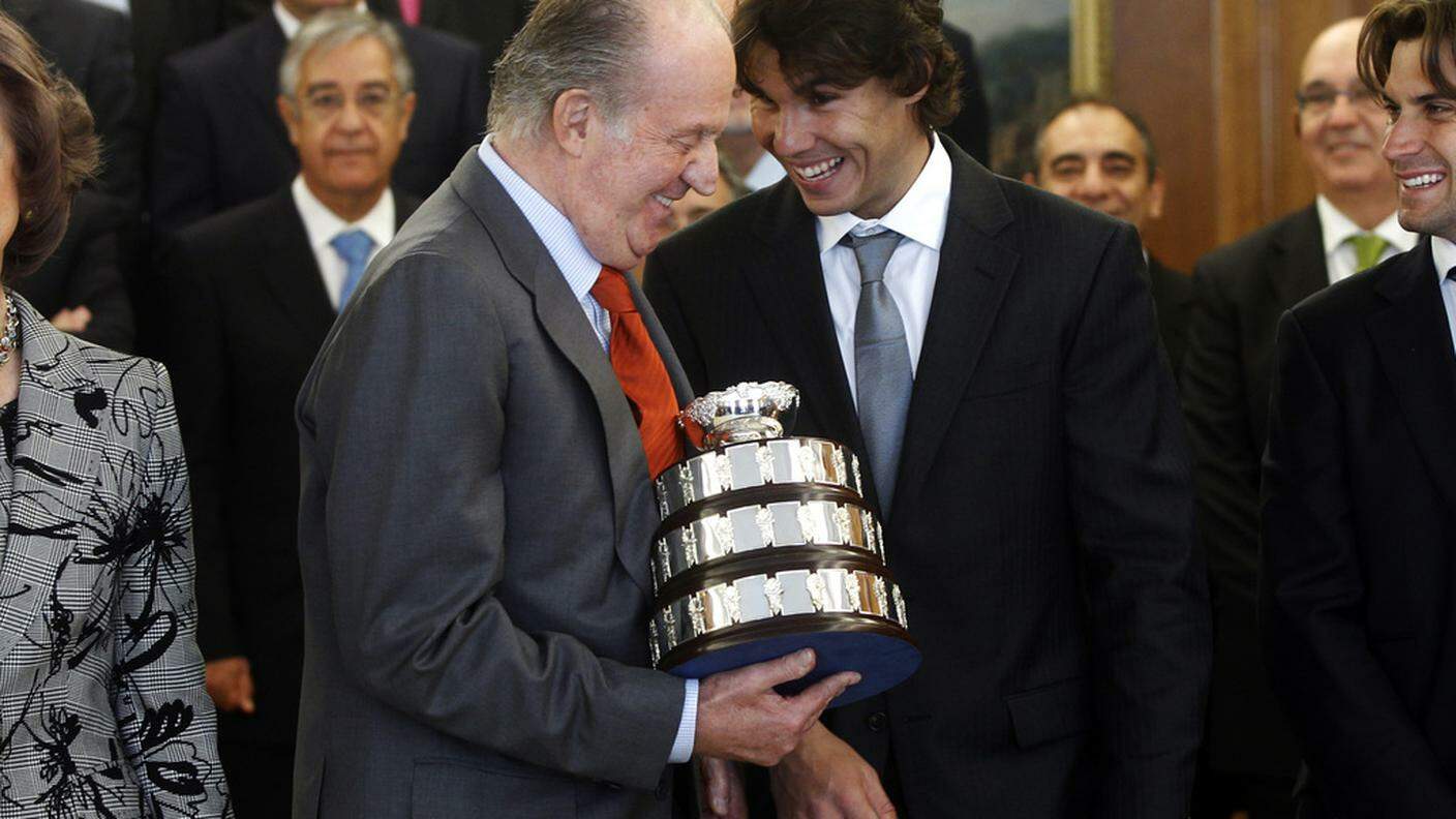 Il sovrano festante con Rafael Nadal per la Coppa Devis conquistata dalla Spagna nel 2012