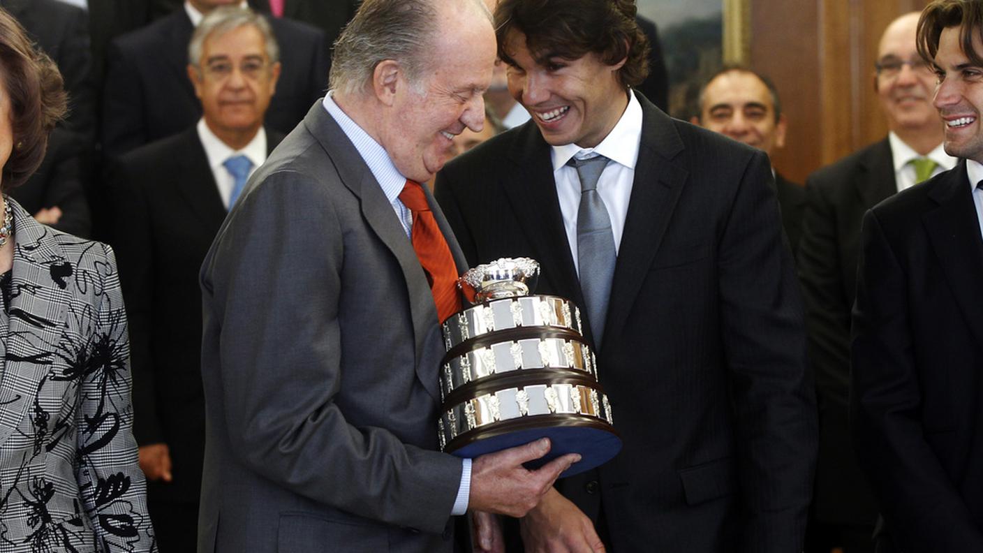 Il sovrano festante con Rafael Nadal per la Coppa Devis conquistata dalla Spagna nel 2012