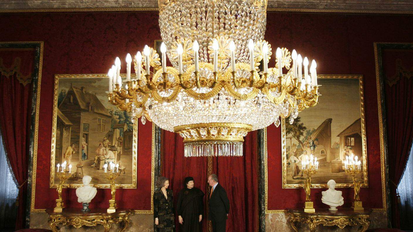 La coppia reale con Gheddafi durante la visita del leader libico in Spagna nel 2007