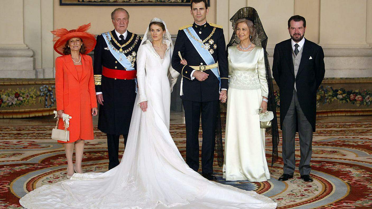 La famiglia reale ritratta nel giorno delle nozze del principe Felipe con Letizia Ortiz nel 2004