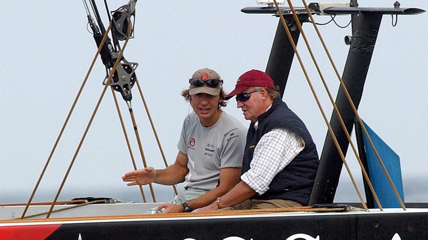 Re Juan Carlos a bordo di Alinghi nel 2004 a Valencia