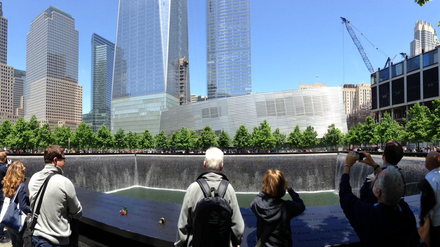 Una panoramica del nuovo World Trade Center di New York in fase di costruzione a Ground Zero. In primo piano una delle due piscine del monumento Reflecting Absence costruito per ricordare le vittime degli attacchi terroristici del 1993 e del 2001, sullo sfondo i nuovi grattacieli