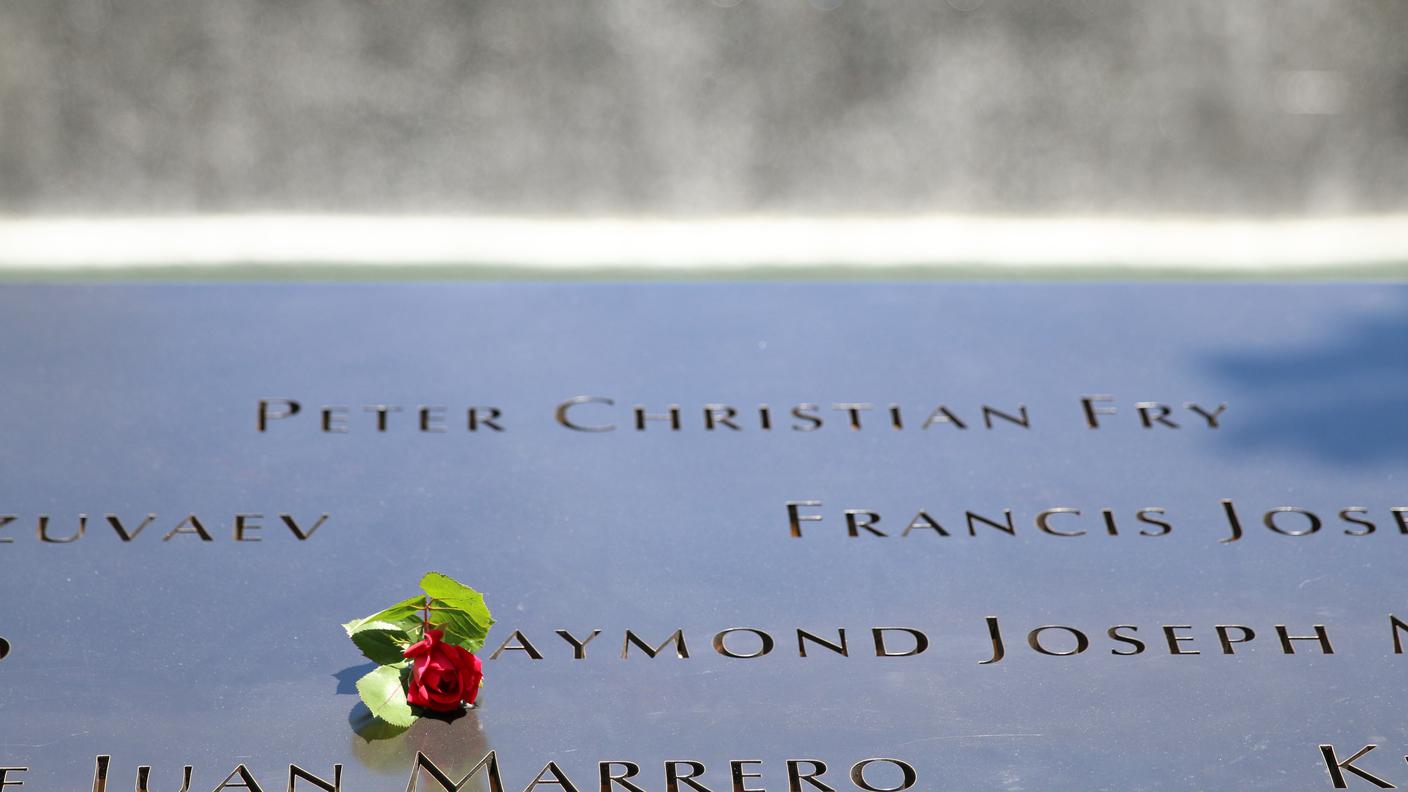 Il memoriale, pur trovandosi nel cuore di Manhattan, è un luogo di contemplazione e raccoglimento. Il rumore dell'acqua delle cascate lo isola dai rumori della metropoli