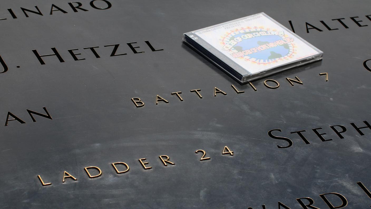 Sulle placche di bronzo figurano sia i nomi delle 2.977 vittime dei tre attacchi dell'11 settembre (New York, Arlington e Pennsylvania) che quelli dei tre uccisi nell’attentato del 1993 al World Trade Center