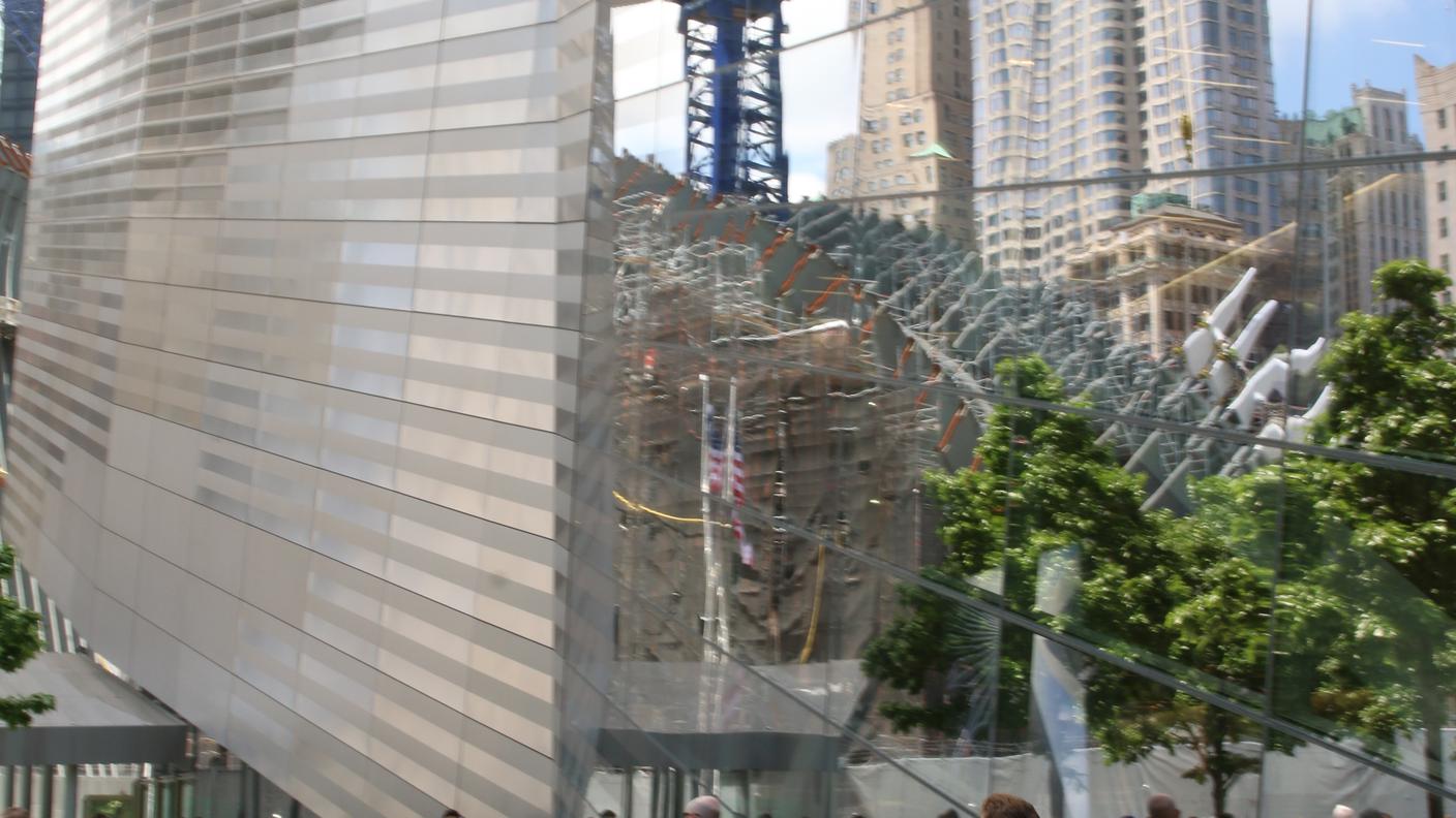 A fianco delle piscine la facciata del ''National September 11 Memorial Museum'' inaugurato da Barack Obama a metà dello scorso maggio