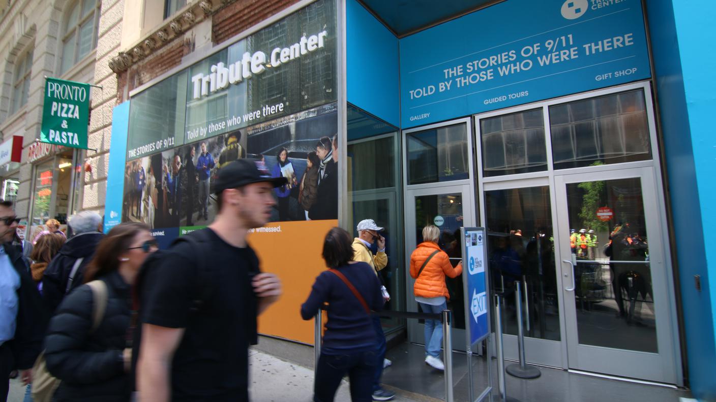 Poco distante si trova anche il ''9/11 Tribute Center''. Progettato dall’associazione dei familiari delle vittime, permette ai visitatori un contatto personale e diretto con la comunità dell'11 settembre attraverso tour guidati, audio tour, esposizioni e incontri con chi quel giorno si trovava sul luogo dell'attacco terroristico