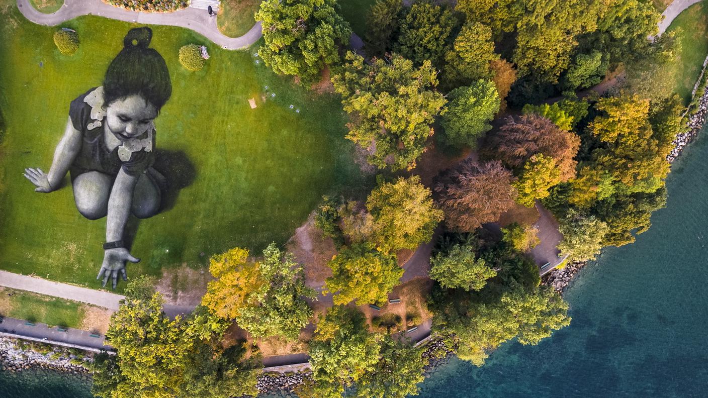 La vista in prospettiva dell'opera dell'artista Saype al parco ginevrino "La Perle du Lac"