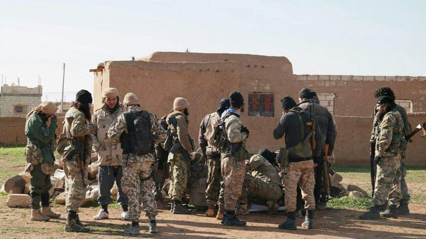 Miliziani dell'IS in un villaggio della zona di Hassaka