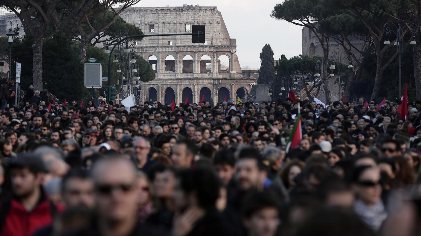 Il corteo di chi non supporta il leader della Lega Nord