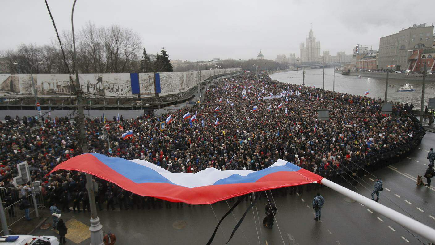 Decine di migliaia di persone in strada per Boris Nemtsov