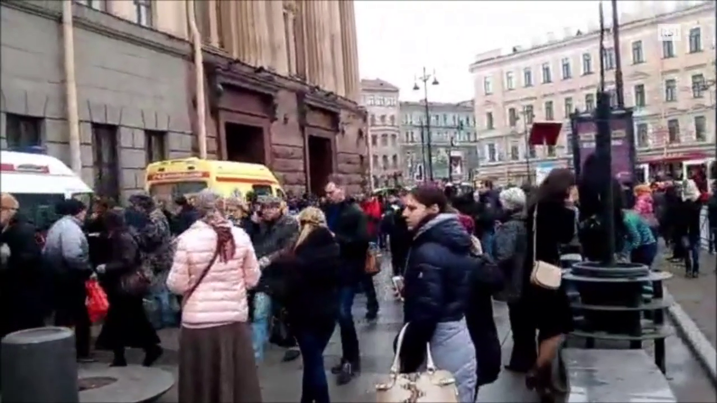 Esplosione a San Pietroburgo, ambulanze all'esterno della stazione della metropolitana