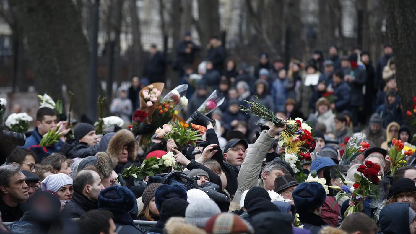 Folla compatta alla soglia del cimitero