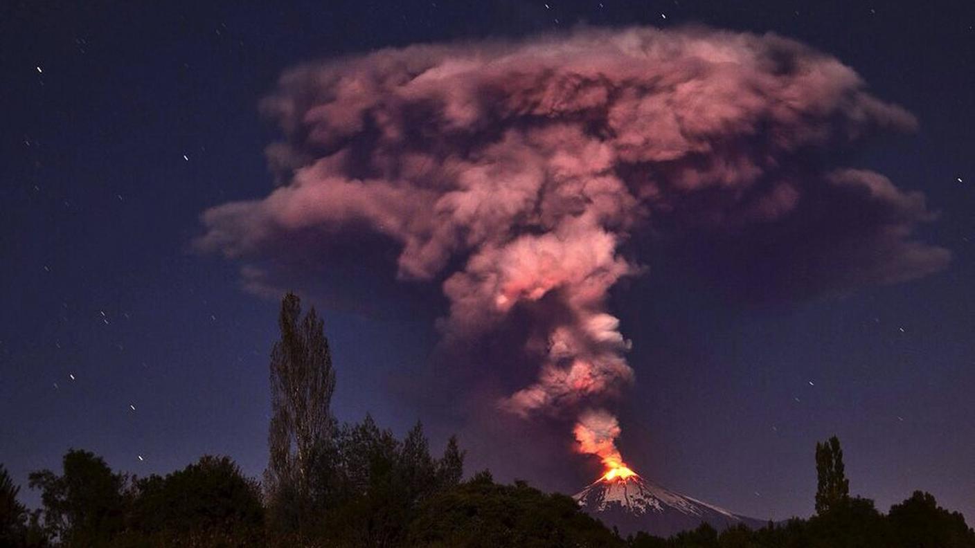 La colonna di ceneri e fumo ha raggiunto i tre km di altezza