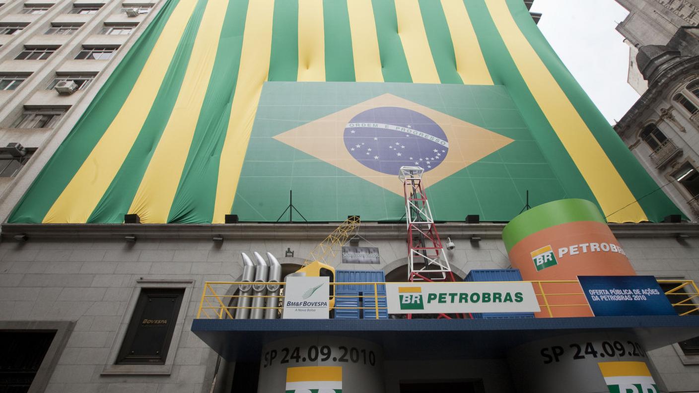 Il logo di Petrobras all'entrata della borsa di San Paolo