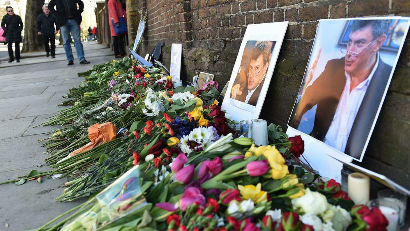 Fiori fuori dall'ambasciata russa a Londra. Il cordoglio per la morte dell'oppositore è stato ampio anche fuori dai confini nazionali.