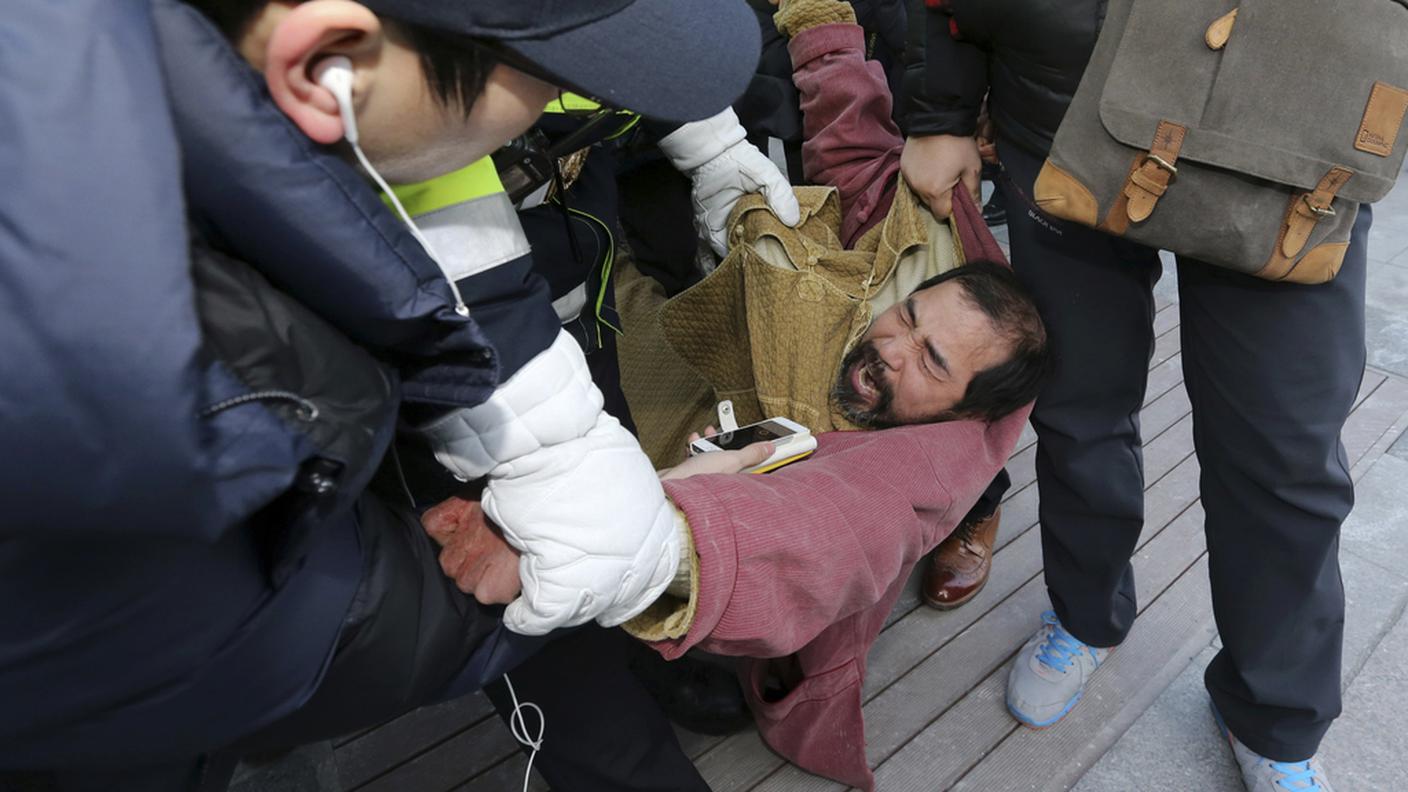 L'aggressore immobilizzato dalle forze di sicurezza subito dopo l'attacco