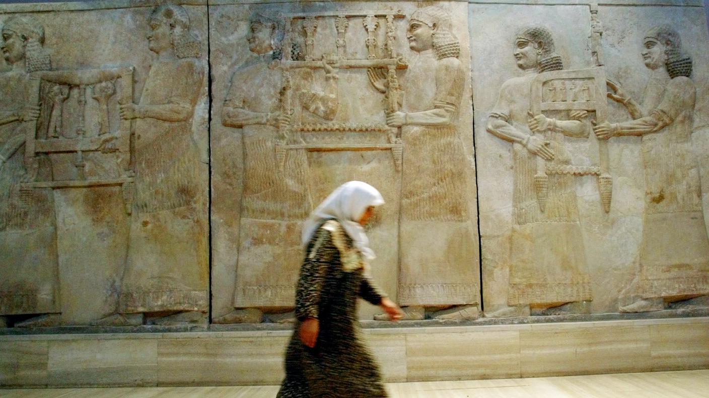 Un bassorilievo assiro di Nimrud conservato al museo di Bagdad (foto d'archivio)