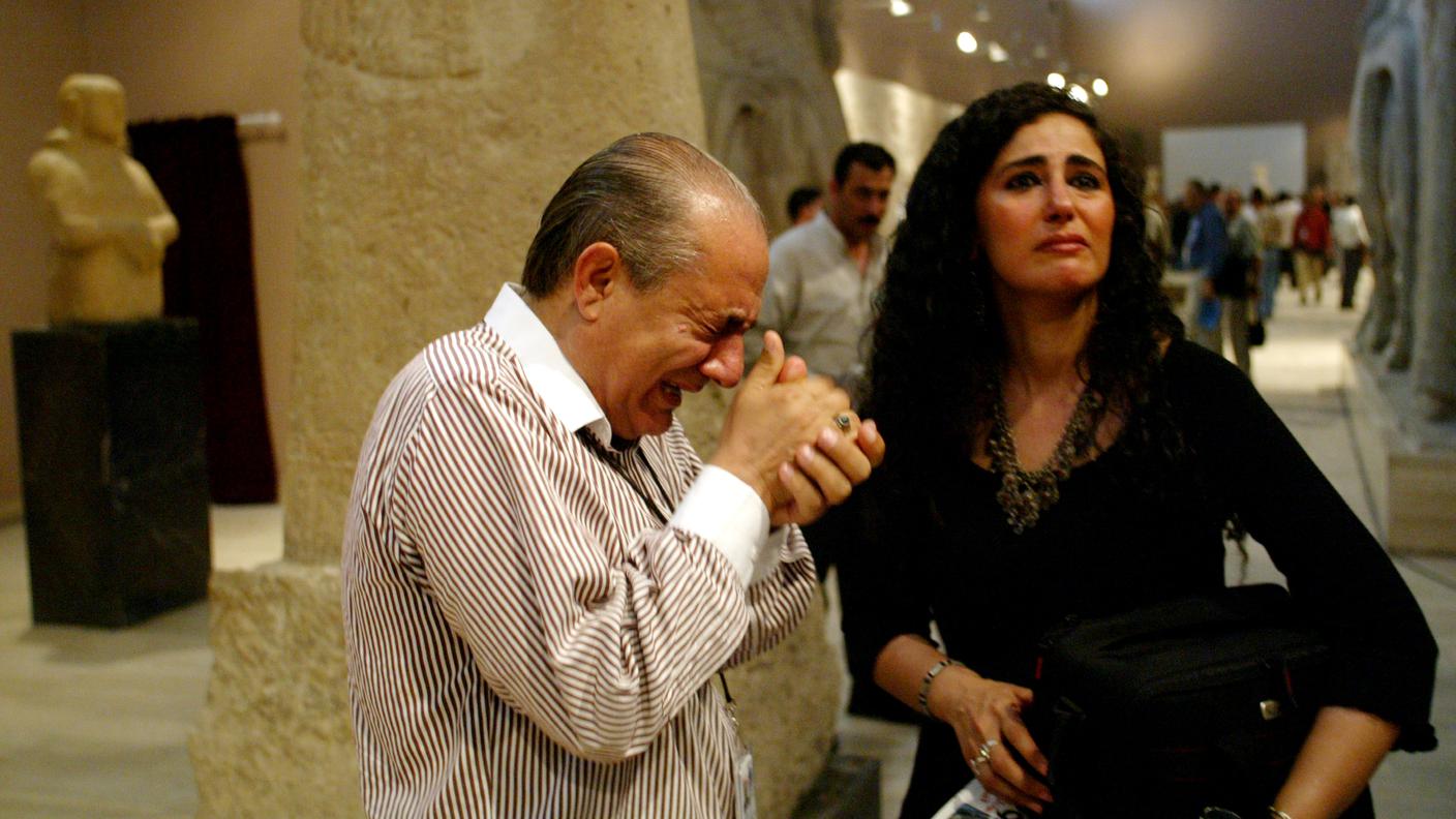 La commozione di due visitatori davanti ai "tesori" di Nimrud durante la temporanea riapertura del museo di Bagdad (foto d'archivio)