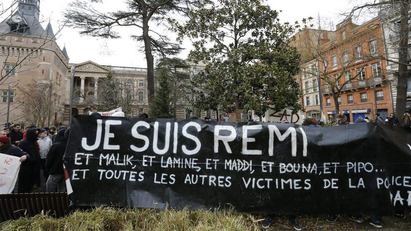 Uno striscione dei manifestanti anti-diga ricorda l'uccisione di Remi