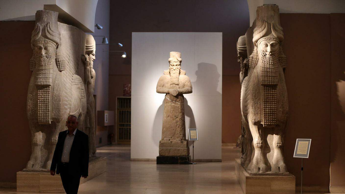 Statue dell'antica Nimrud esposte al museo di Bagdad (foto d'archivio)
