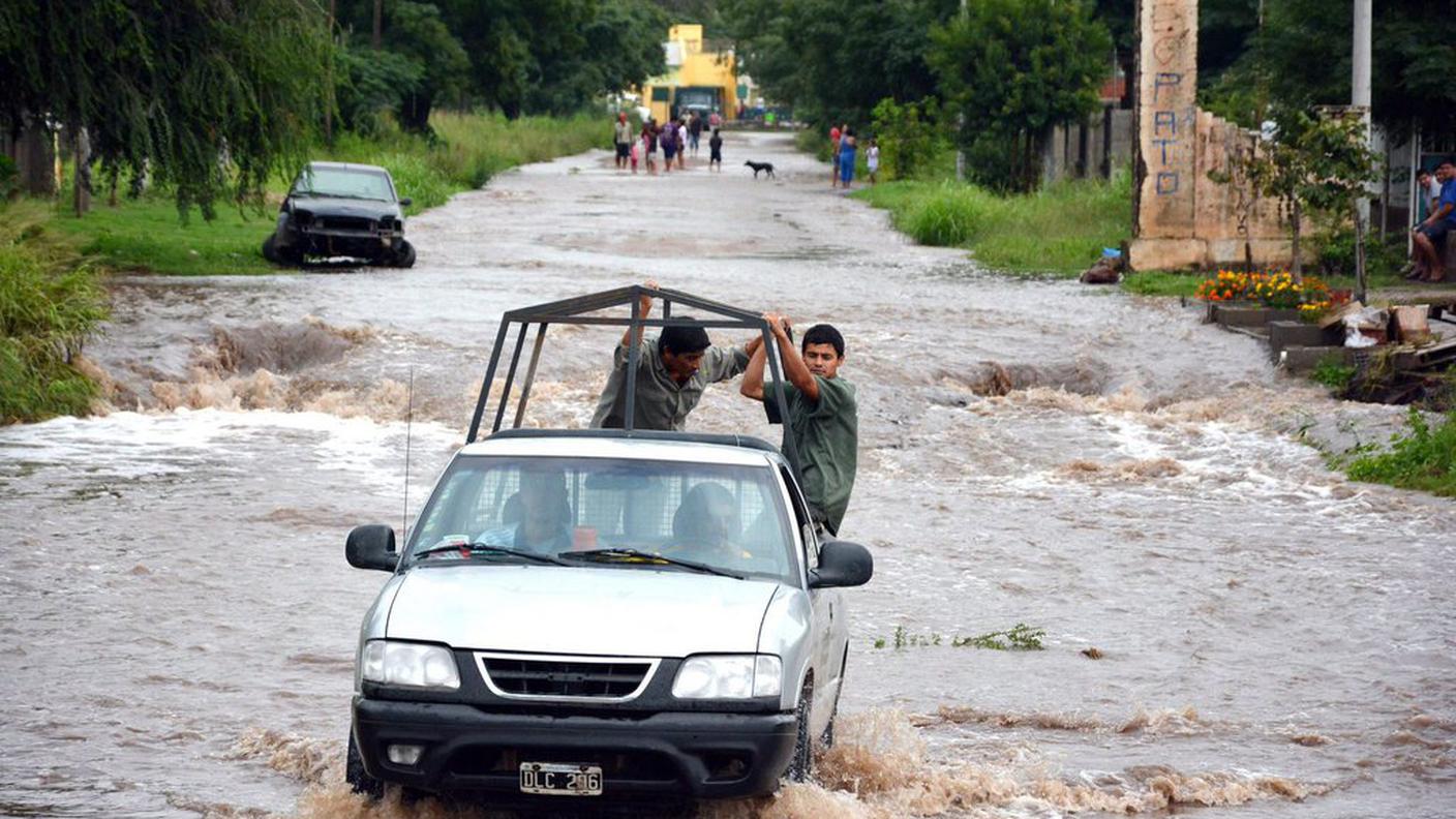 Una strada allagata nella provincia argentina di Cordoba