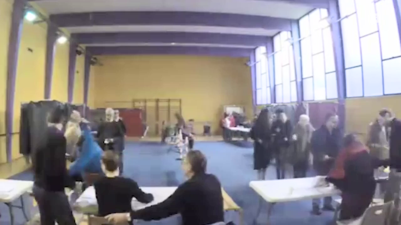 Parigi, un seggio in timelapse