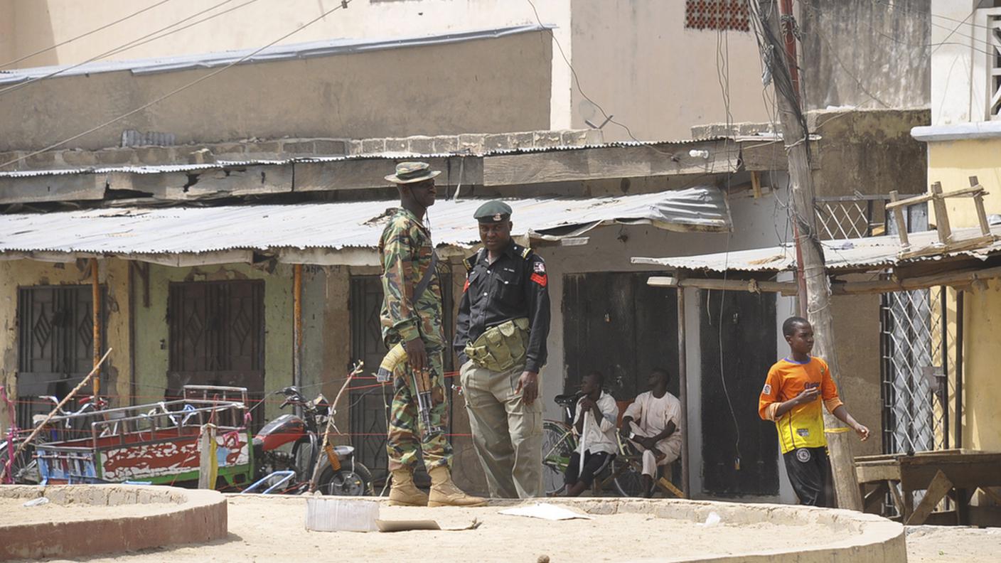 Militari nigeriani ispezionano l'area dopo le esplosioni