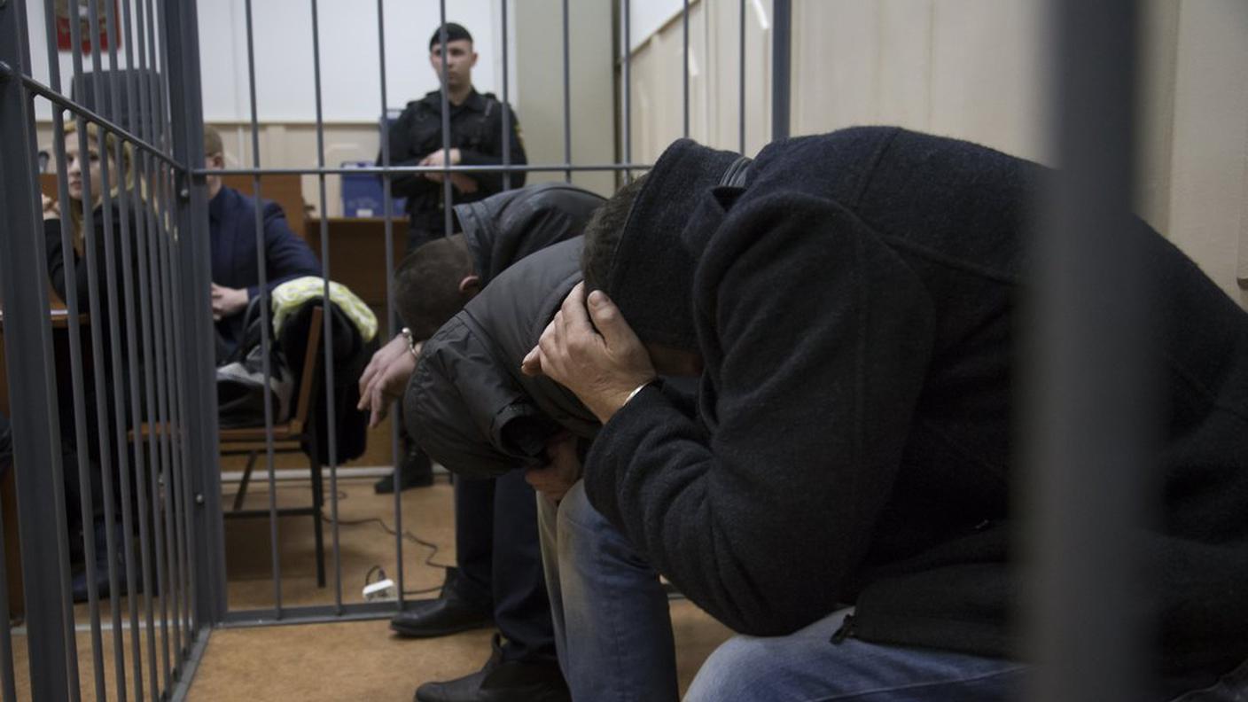 Gli arrestati nella cella del tribuale di Mosca