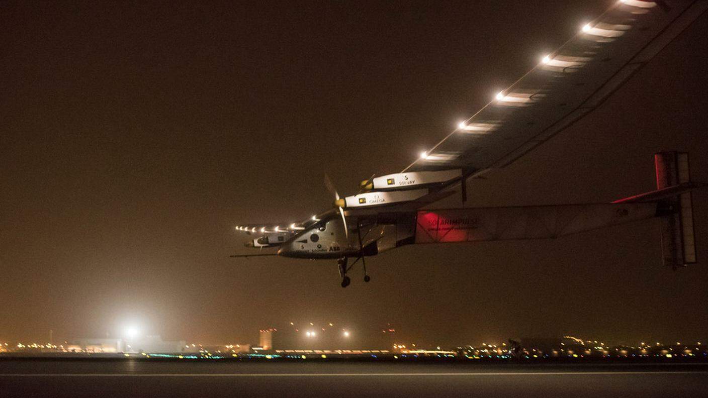 Solar Impulse II alla partenza dall'Oman