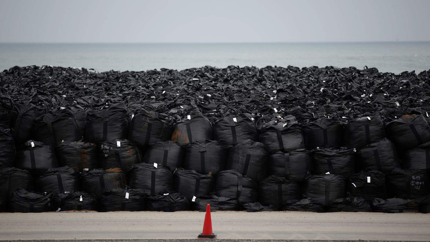 Trentamila tonnellate di suolo contaminato sono temporaneamente accatastate vicino alla città di Okuma